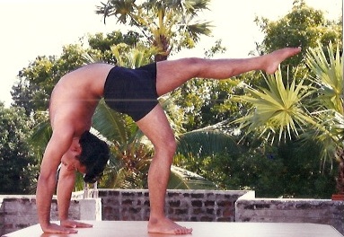 eka pada chakrasana one leg wheel pose